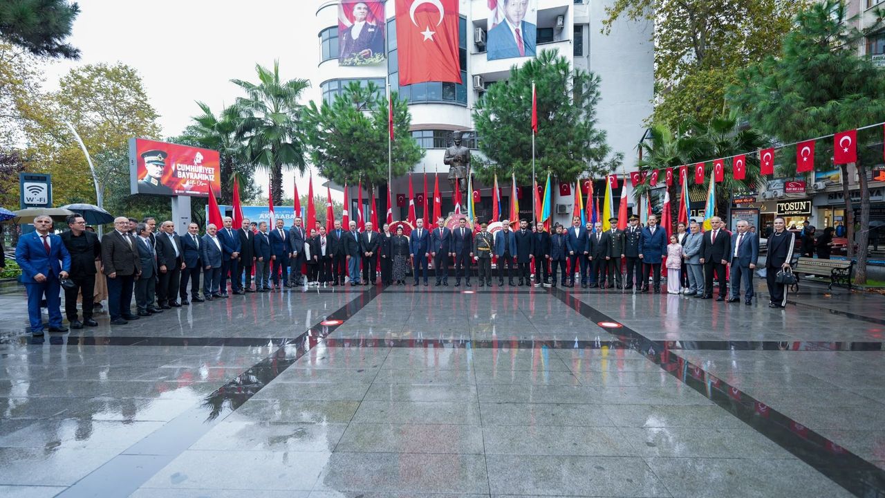 Akçaabat’ta 29 Ekim Cumhuriyet Bayramı çelenk sunma töreni gerçekleştirildi